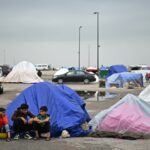 Ataques aéreos israelenses devastam aldeias libanesas e deslocam milhões