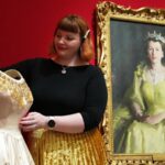 A enorme coleção de vestidos, batas, chapéus e outros acessórios documenta nove décadas de vida da falecida Rainha.