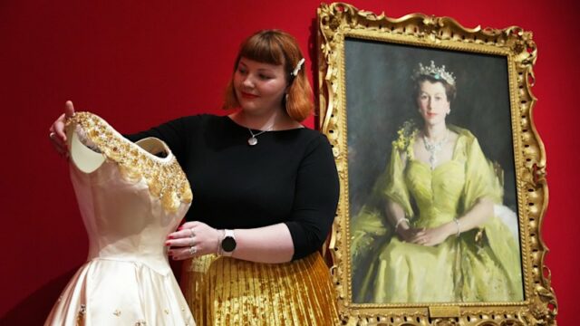 A enorme coleção de vestidos, batas, chapéus e outros acessórios documenta nove décadas de vida da falecida Rainha.