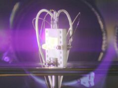 Como as baterias nucleares poderiam acelerar a corrida para a energia de fusão A radiovoltaic material glows under bombardment by alpha particles.