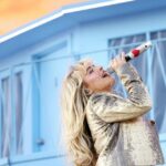 Como assistir Sabrina Carpenter, Devo e muito mais na transmissão ao vivo do Coachella Day 1