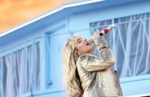 Como assistir Sabrina Carpenter, Devo e muito mais na transmissão ao vivo do Coachella Day 1 Como assistir Sabrina Carpenter, Devo e muito mais na transmissão ao vivo do Coachella Day 1