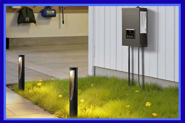 Como atualizar sua iluminação externa sem contratar um profissional Um conjunto de transformador e luzes de caminho mostrado com uma caixa de transformador de metal escovado montada em uma casa e luzes de caminho iluminando um caminho de jardim à noite com pessoas reunidas ao fundo.