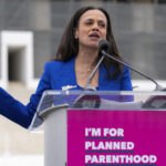 NOTA EDS: OBSCENIDADE – Apoiadores do direito ao aborto comemoram do lado de fora de uma clínica da Planned Parenthood durante um protesto em West Hollywood, Califórnia, sexta-feira, 24 de junho de 2022. A Suprema Corte encerrou as proteções constitucionais para o aborto que estavam em vigor há quase 50 anos em uma decisão de sua maioria conservadora de anular Roe v. (Foto AP/Jae C. Hong)