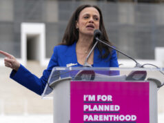 Como é a liderança da Planned Parenthood agora NOTA EDS: OBSCENIDADE – Apoiadores do direito ao aborto comemoram do lado de fora de uma clínica da Planned Parenthood durante um protesto em West Hollywood, Califórnia, sexta-feira, 24 de junho de 2022. A Suprema Corte encerrou as proteções constitucionais para o aborto que estavam em vigor há quase 50 anos em uma decisão de sua maioria conservadora de anular Roe v. (Foto AP/Jae C. Hong)