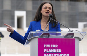Como é a liderança da Planned Parenthood agora NOTA EDS: OBSCENIDADE – Apoiadores do direito ao aborto comemoram do lado de fora de uma clínica da Planned Parenthood durante um protesto em West Hollywood, Califórnia, sexta-feira, 24 de junho de 2022. A Suprema Corte encerrou as proteções constitucionais para o aborto que estavam em vigor há quase 50 anos em uma decisão de sua maioria conservadora de anular Roe v. (Foto AP/Jae C. Hong)