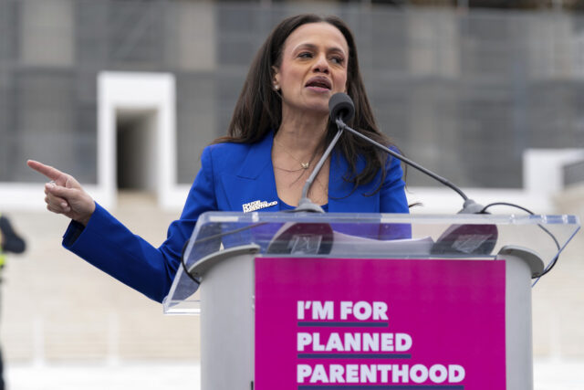 Como é a liderança da Planned Parenthood agora NOTA EDS: OBSCENIDADE – Apoiadores do direito ao aborto comemoram do lado de fora de uma clínica da Planned Parenthood durante um protesto em West Hollywood, Califórnia, sexta-feira, 24 de junho de 2022. A Suprema Corte encerrou as proteções constitucionais para o aborto que estavam em vigor há quase 50 anos em uma decisão de sua maioria conservadora de anular Roe v. (Foto AP/Jae C. Hong)