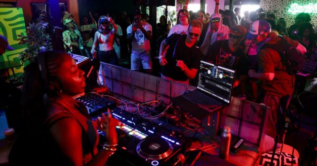 Como é ser DJ no Coachella: acesso aos bastidores, celebridades e filas que ninguém pode evitar
