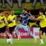 Como o Ajax se sente ao vender Mika Godts no verão de 2026, após um gol maravilhoso solo, em meio ao interesse do Man Utd