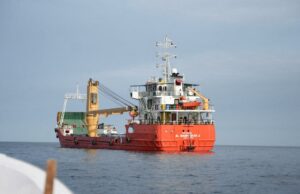 Como o Estreito de Ormuz salva os pobres do mundo da fome Um navio avistado no Estreito de Ormuz, na costa de Omã, um dia antes do bloqueio dos EUA em 12 de abril de 2026.