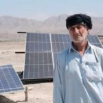 O fazendeiro Karim Baksh segura melancias recém-colhidas em sua fazenda em Dasht, Baluchistão, Paquistão (Zeeshan Nasir/Al Jazeera)