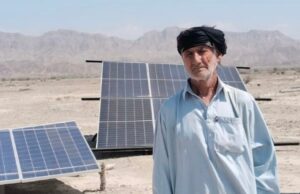 Como o boom solar do Paquistão está protegendo-o do pior da crise da guerra no Irão O fazendeiro Karim Baksh segura melancias recém-colhidas em sua fazenda em Dasht, Baluchistão, Paquistão (Zeeshan Nasir/Al Jazeera)