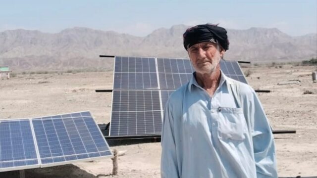 Como o boom solar do Paquistão está protegendo-o do pior O fazendeiro Karim Baksh segura melancias recém-colhidas em sua fazenda em Dasht, Baluchistão, Paquistão (Zeeshan Nasir/Al Jazeera)