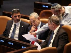 Como o orçamento recorde de Israel financiará a expansão dos assentamentos ilegais ARQUIVO - O ministro das Finanças de Israel, Bezalel Smotrich, segura um mapa que mostra o projeto de assentamento E1 durante uma coletiva de imprensa perto do assentamento de Maale Adumim, na Cisjordânia ocupada por Israel, 14 de agosto de 2025. (AP Photo/Ohad Zwigenberg, Arquivo)