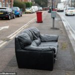 As regras de segurança contra incêndios que obrigavam os sofás britânicos a serem embalados com produtos químicos potencialmente nocivos estão finalmente a ser revistas após uma campanha de anos de uma mãe que alertou que representavam um risco para as famílias. Na foto: Um sofá jogado na calçada em Chalvey