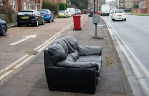 Como o seu sofá pode representar um risco de câncer: Ministros forçados a mudar as leis de segurança contra incêndio, o que significa que muitos estão cheios de produtos químicos tóxicos As regras de segurança contra incêndios que obrigavam os sofás britânicos a serem embalados com produtos químicos potencialmente nocivos estão finalmente a ser revistas após uma campanha de anos de uma mãe que alertou que representavam um risco para as famílias. Na foto: Um sofá jogado na calçada em Chalvey