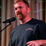 Graham Platner falando em uma prefeitura.