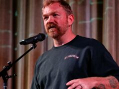 Como os delirantes democratas estão criando um universo alternativo de esquerda Graham Platner falando em uma prefeitura.