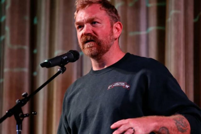 Graham Platner falando em uma prefeitura.