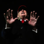 ARQUIVO - O governador da Carolina do Norte, Roy Cooper, fala em um evento de campanha em Charlotte, NC, 12 de setembro de 2024. (AP Photo/Nell Redmond, Arquivo)