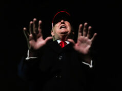 Como os movimentos desleixados de Trump podem custar o Senado aos republicanos ARQUIVO - O governador da Carolina do Norte, Roy Cooper, fala em um evento de campanha em Charlotte, NC, 12 de setembro de 2024. (AP Photo/Nell Redmond, Arquivo)