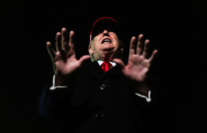 Como os movimentos desleixados de Trump podem custar o Senado aos republicanos ARQUIVO - O governador da Carolina do Norte, Roy Cooper, fala em um evento de campanha em Charlotte, NC, 12 de setembro de 2024. (AP Photo/Nell Redmond, Arquivo)