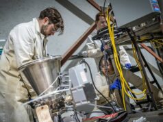 Como os pesquisadores do norte de Ontário estão usando tecnologia movida a bactérias para extrair minerais essenciais de resíduos de minas Grande maquinaria com vários contentores descendentes cobertos de fios.