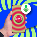 Dois smartphones Google Pixel colocados em uma superfície vermelha estilizada, um voltado para frente mostrando uma tela inicial minimalista e o outro mostrando a câmera traseira