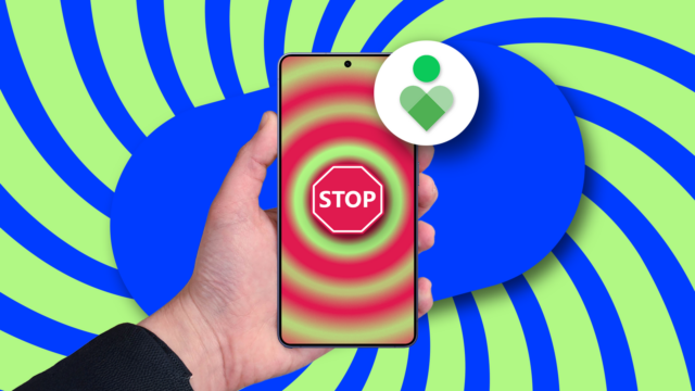 Dois smartphones Google Pixel colocados em uma superfície vermelha estilizada, um voltado para frente mostrando uma tela inicial minimalista e o outro mostrando a câmera traseira