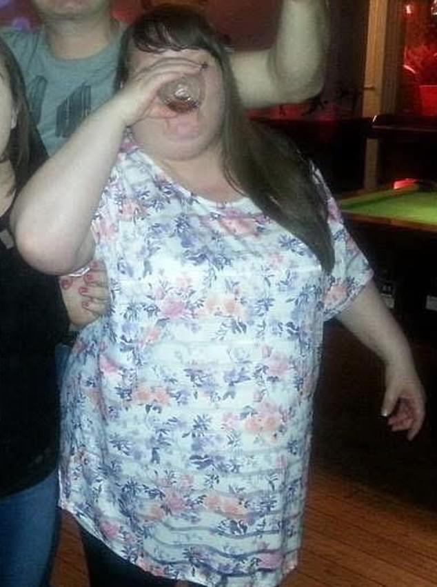 Como perdi uma pedra DEPOIS de parar de golpes de Joanna Parrott antes de sua transformação de peso, na qual ela disse que sua antiga dieta dependia de alimentos “tipicamente britânicos”