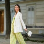 Anna Wolfers usando vestido fluido azul claro da Goldig Shop e salto azul em 31 de maio de 2021 em Hamburgo, Alemanha.