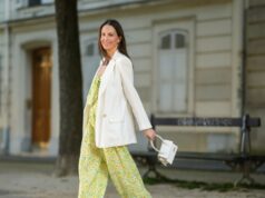 Como redator de compras – esses macacões esvoaçantes substituíram meus vestidos de primavera Anna Wolfers usando vestido fluido azul claro da Goldig Shop e salto azul em 31 de maio de 2021 em Hamburgo, Alemanha.