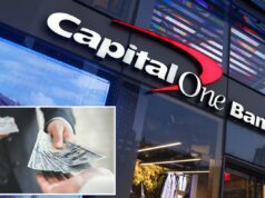 Como verificar se você é elegível para pagamentos de liquidação de US$ 425 milhões da Capital One Empresário dando notas de dólar americano para outra pessoa.