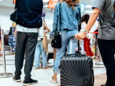 Companhia aérea econômica supostamente se aproxima da liquidação depois de não conseguir se recuperar da falência Um avião amarelo da Spirit Airlines decola, sobrevoando montanhas cobertas de neve sob um céu nublado.