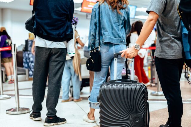 Companhia aérea econômica supostamente se aproxima da liquidação depois de Um avião amarelo da Spirit Airlines decola, sobrevoando montanhas cobertas de neve sob um céu nublado.