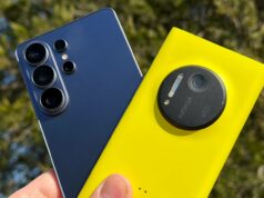 Comparei o Galaxy S26 Ultra com um telefone de 13 anos e não esperava isso O Samsung Galaxy S26 Ultra em uma mesa