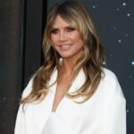 Rihanna é vista indo para