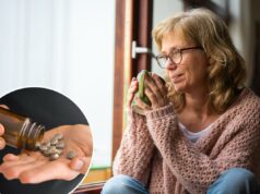 Condição comum aumenta o risco de demência em 66% Uma mulher mais velha, loira e de óculos, toma um gole de chá, olhando pensativamente pela janela.