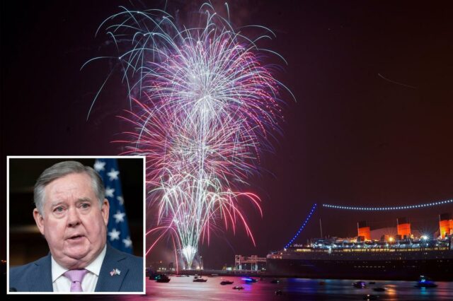 O deputado Ken Calvert fala em uma entrevista coletiva no Capitólio.