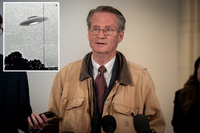 O congressista Tim Burchett (R-TN) fala aos repórteres após um briefing fechado da procuradora-geral Pam Bondi e do vice-procurador-geral Todd Blanche em frente ao Comitê de Supervisão da Câmara no Capitólio dos EUA em Washington