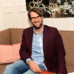 Jaafar Jackson como Michael Jackson em uma jaqueta vermelha.