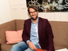 Conheça a empresa que afirma poder usar IA para prever resultados de bilheteria Jaafar Jackson como Michael Jackson em uma jaqueta vermelha.