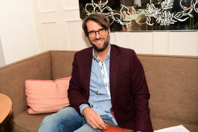 Jaafar Jackson como Michael Jackson em uma jaqueta vermelha.