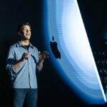 CEOs da Apple, Tim Cook e John Ternus caminham no Apple Park