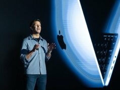 Conheça o novo CEO da Apple, John Ternus: tudo para saber CEOs da Apple, Tim Cook e John Ternus caminham no Apple Park