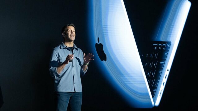 CEOs da Apple, Tim Cook e John Ternus caminham no Apple Park