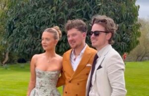 Conor Maynard é casado! Cantora se casa com Kitty Bertrand após um noivado de seis meses em meio ao drama do teste de paternidade com Charlotte Chilton Conor Maynard se casou com sua noiva Kitty Bertrand no fim de semana em uma cerimônia romântica cercada por seus entes queridos (foto no centro com sua irmã e irmão)
