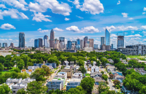 Conselho de Lumbee avança emenda sobre jogos na Carolina do Norte, enviando medidas aos eleitores tribais em breve Horizonte de Charlotte Carolina do Norte com Bank of America Stadium e paisagem urbana de Uptown vista sobre bairro residencial em dia ensolarado. Conselho de Lumbee avança emenda sobre jogos na Carolina do Norte, enviando medidas aos eleitores tribais em breve