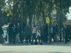 Consumidores brigam enquanto jovens brigam na praça de varejo de Melbourne Briga de Pacific Werribee em 2 de abril