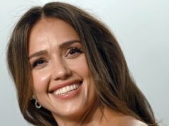 Copie o visual lisonjeiro de jeans branco barril de Jessica Alba por apenas US $ 34 Taylor Swift participa da 67ª premiação anual do GRAMMY em 2 de fevereiro de 2025 em Los Angeles, Califórnia.